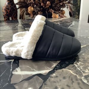 Vionic karma puffer hard sole slippers size 6